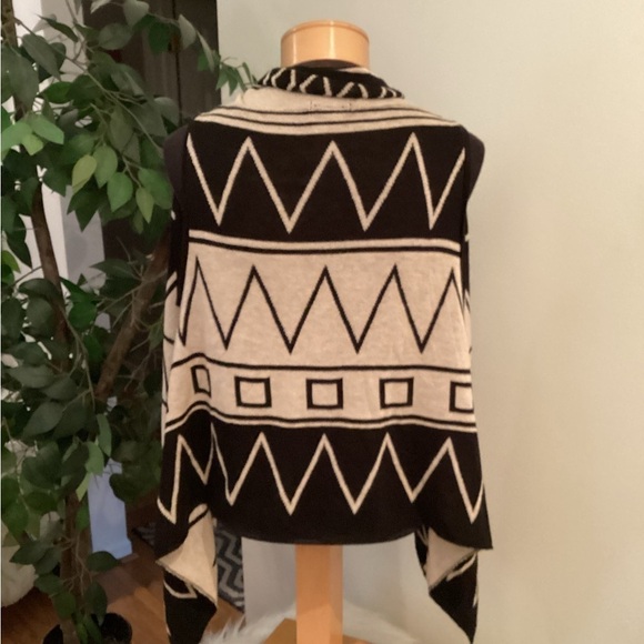 Maurice’s sleeveless cardigan Woman’s XL/XXL black and tan Aztec pattern - Picture 5 of 12
